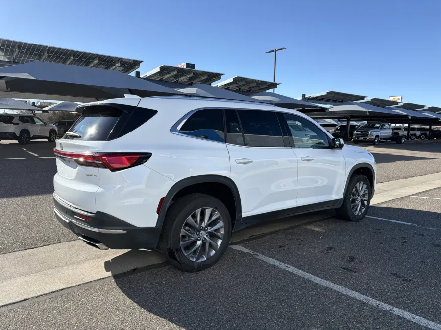 2025 Buick Enclave Preferred | Photo 4 of 23