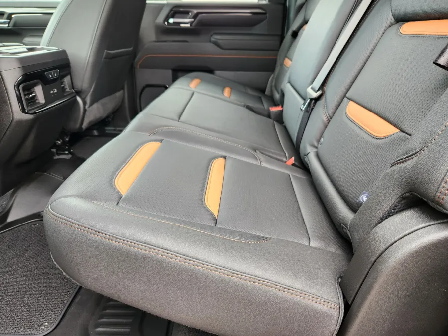 2025 GMC Sierra 2500HD AT4 | Photo 10 of 31