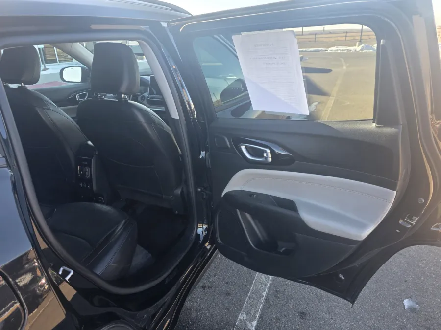 2022 Jeep Compass Limited | Photo 13 of 24