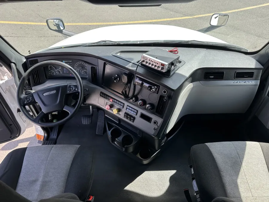 2022 Freightliner Cascadia 126 | Photo 17 of 21