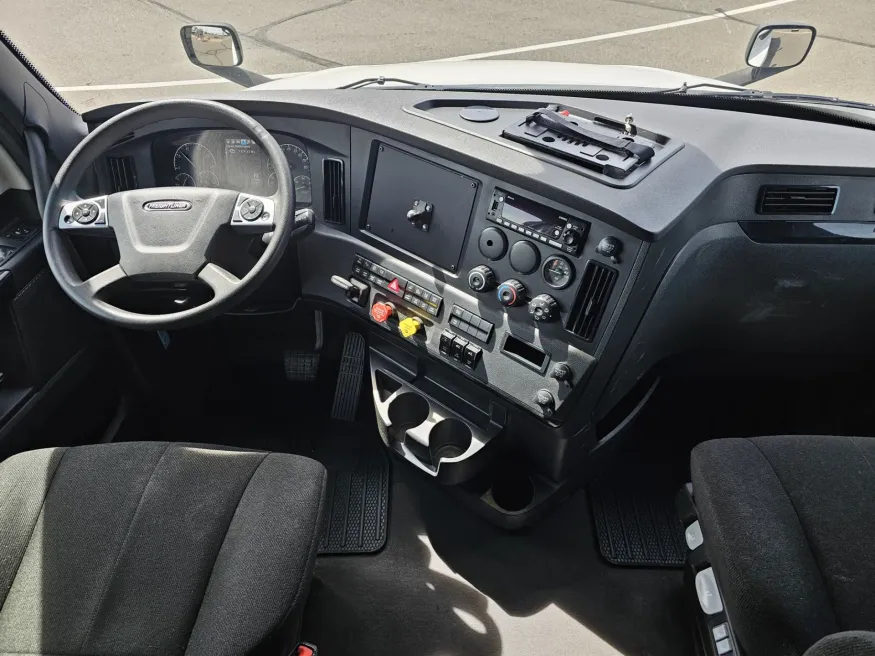 2024 Freightliner Cascadia 126 | Photo 17 of 23