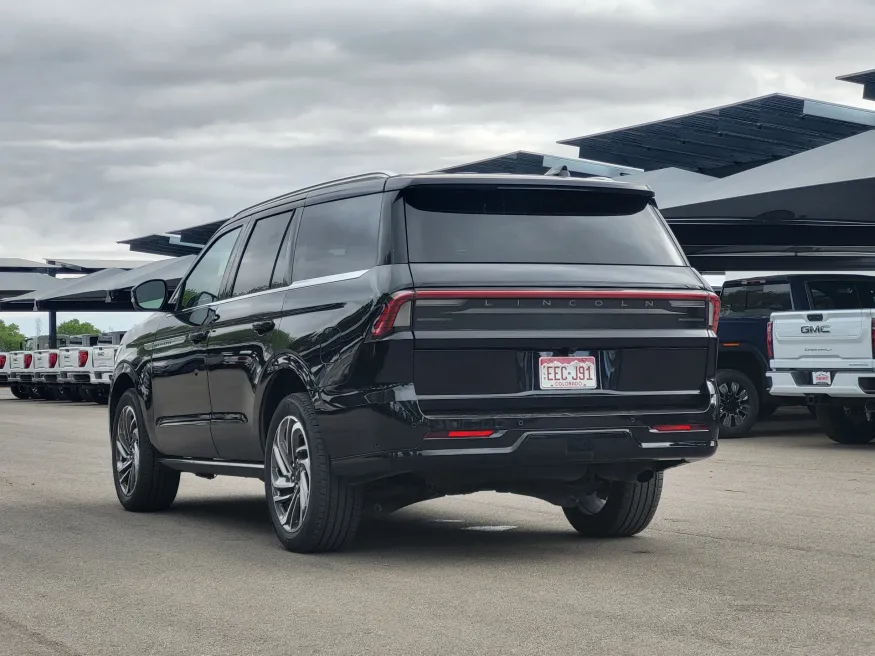 2025 Lincoln Navigator Reserve | Photo 4 of 26