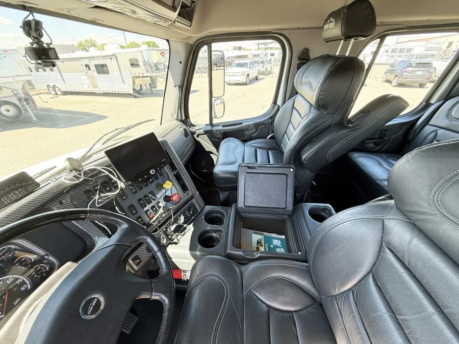 2023 Freightliner M2 106 Summit Hauler | Photo 6 of 22