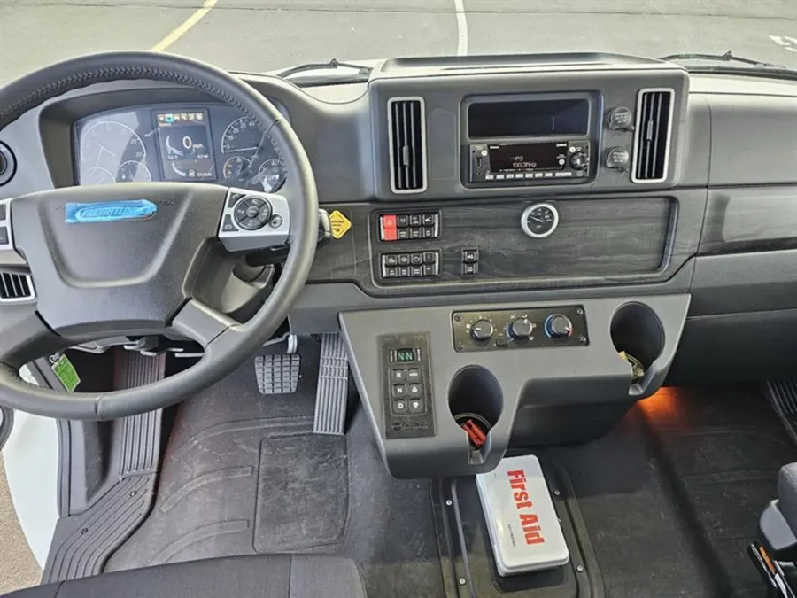 2025 Freightliner M2 106 | Photo 4 of 4