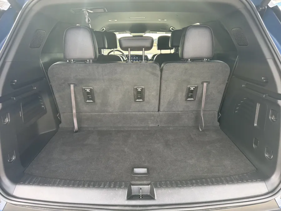 2025 Chevrolet Traverse AWD LT | Photo 8 of 22