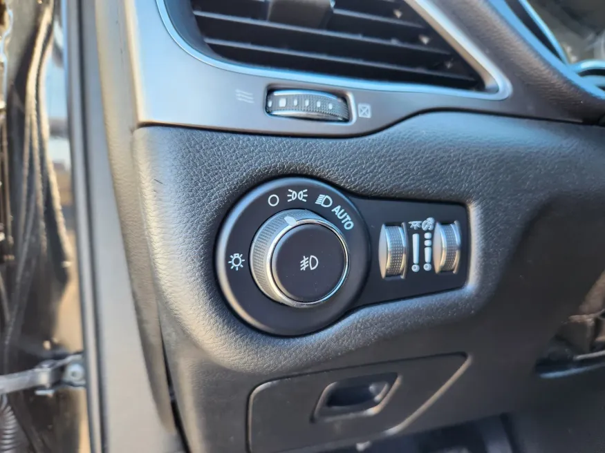 2019 Jeep Cherokee Latitude Plus | Photo 6 of 29