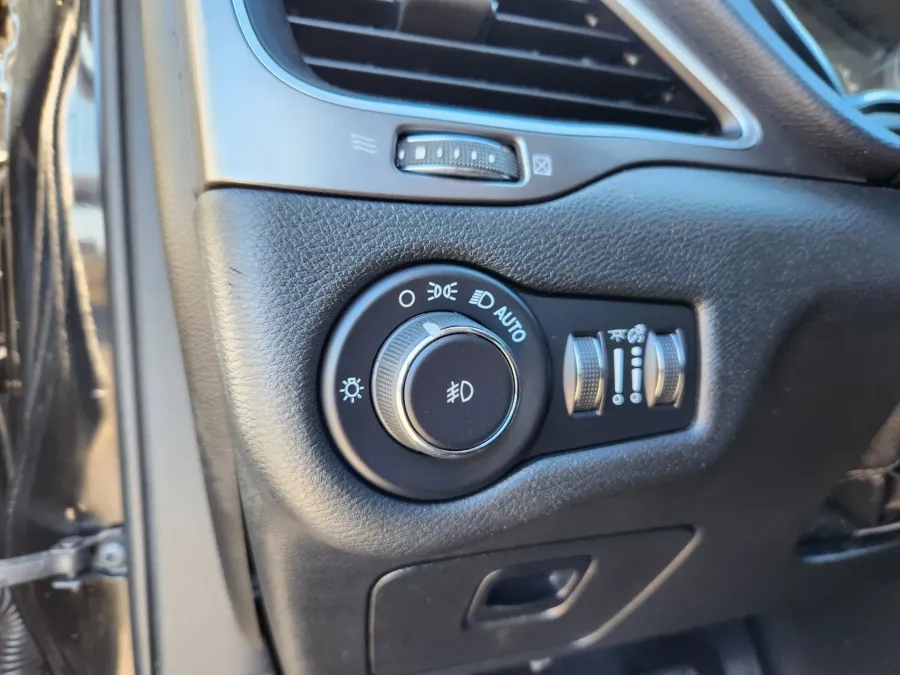 2019 Jeep Cherokee Latitude Plus | Photo 6 of 29