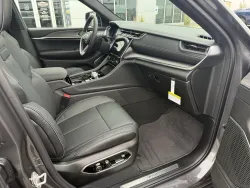 2025 Jeep Grand Cherokee Overland | Thumbnail Photo 10 of 19