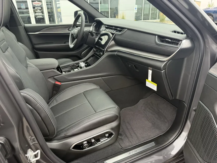 2025 Jeep Grand Cherokee Overland | Photo 10 of 19