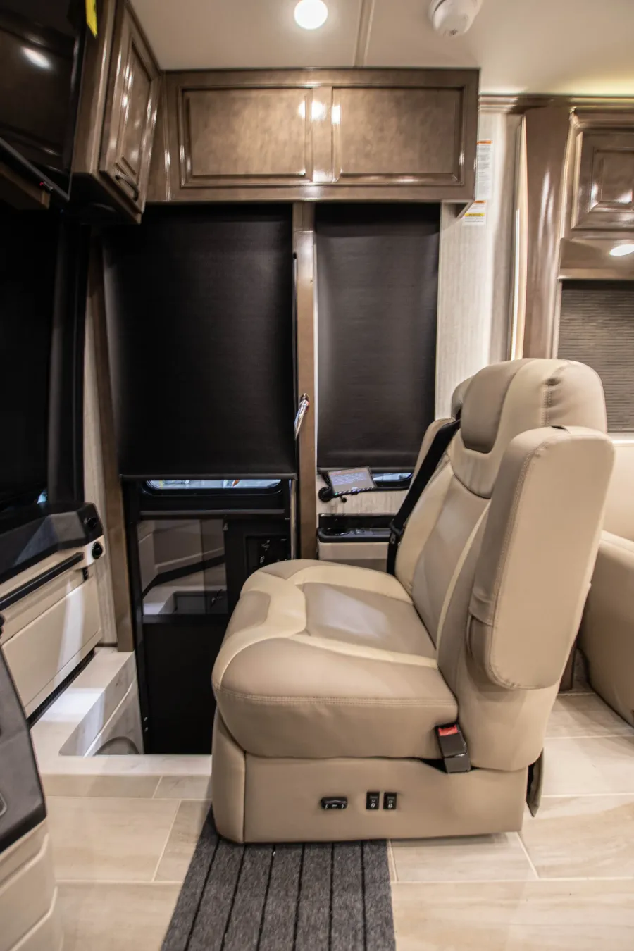 2026 Newmar Dutch Star 4369 | Photo 4 of 25