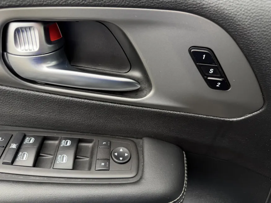 2025 Chrysler Pacifica Select | Photo 16 of 20