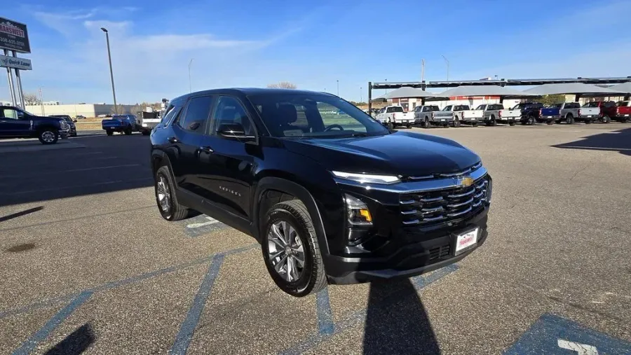 2025 Chevrolet Equinox | Photo 3 of 30