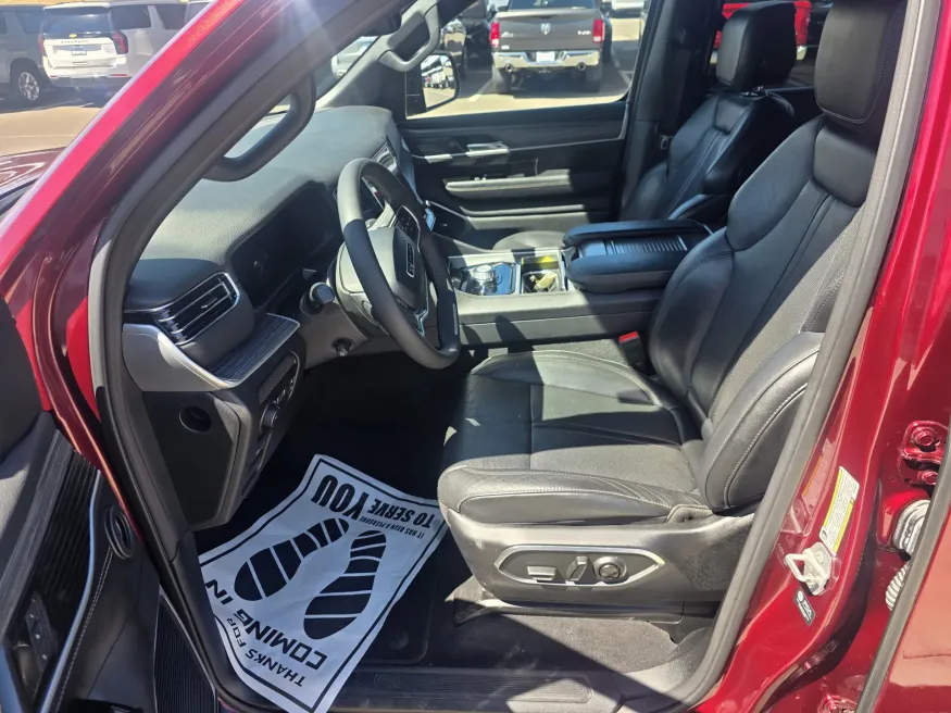 2023 Jeep Wagoneer L Series II | Photo 11 of 33
