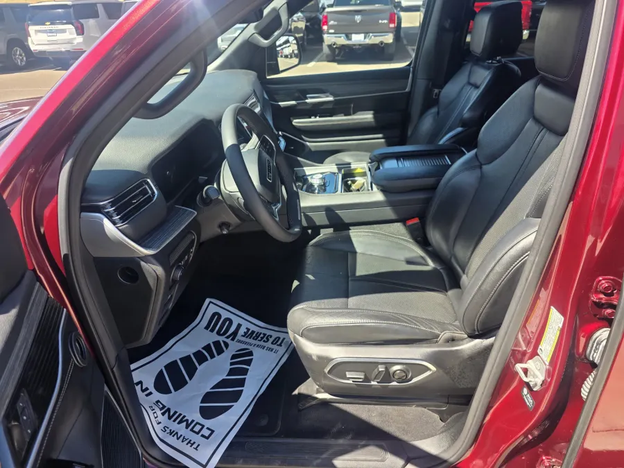 2023 Jeep Wagoneer L Series II | Photo 11 of 33