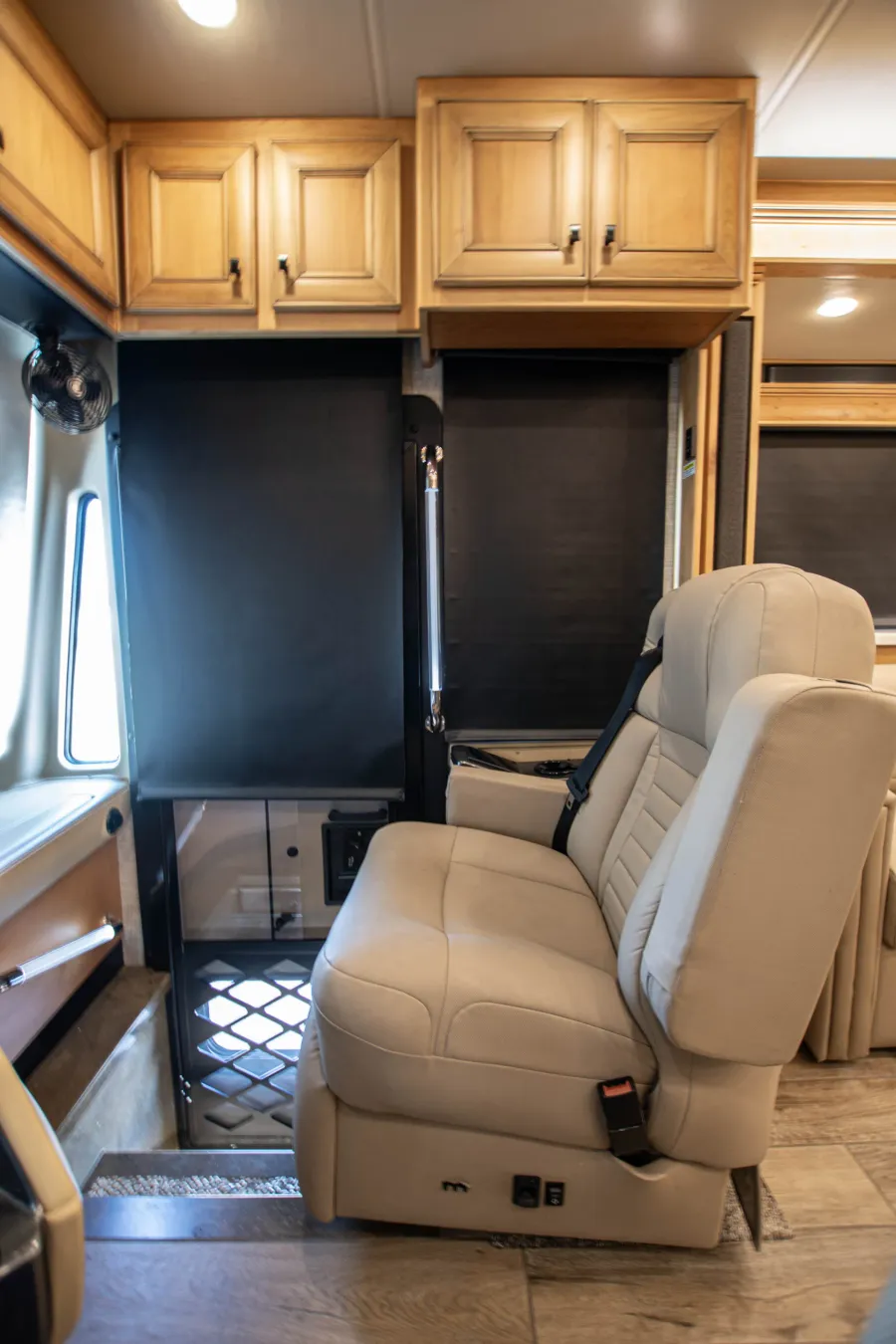 2023 Tiffin Phaeton 37BH | Photo 11 of 28