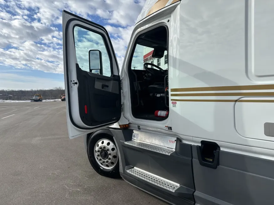 2022 Freightliner Cascadia | Photo 9 of 22