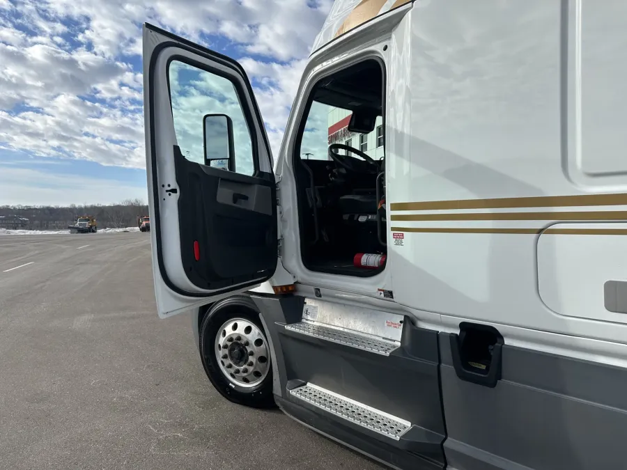 2022 Freightliner Cascadia | Photo 9 of 22