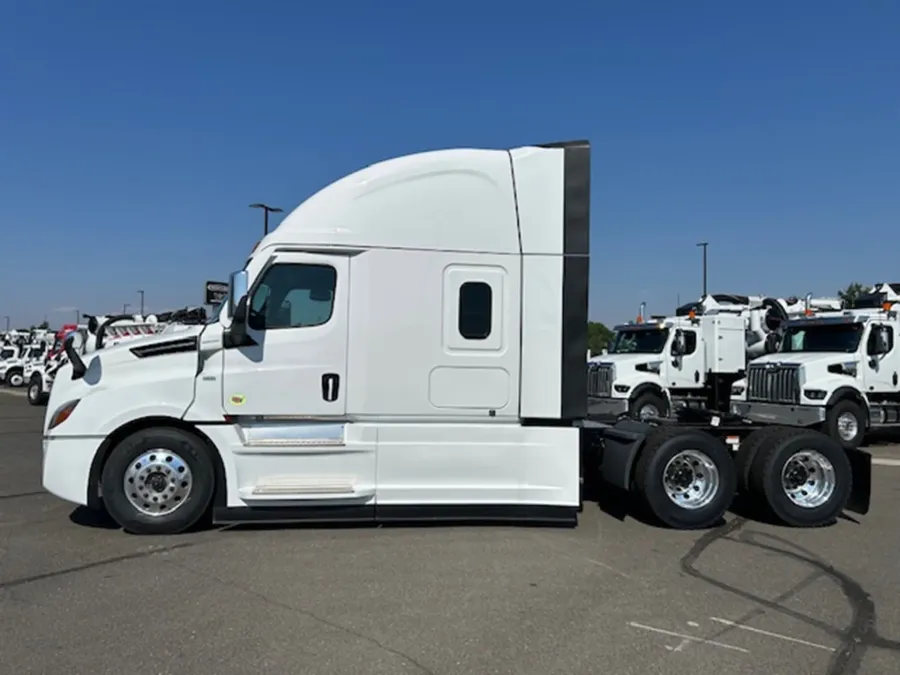 2026 Freightliner Cascadia 126 | Photo 3 of 20