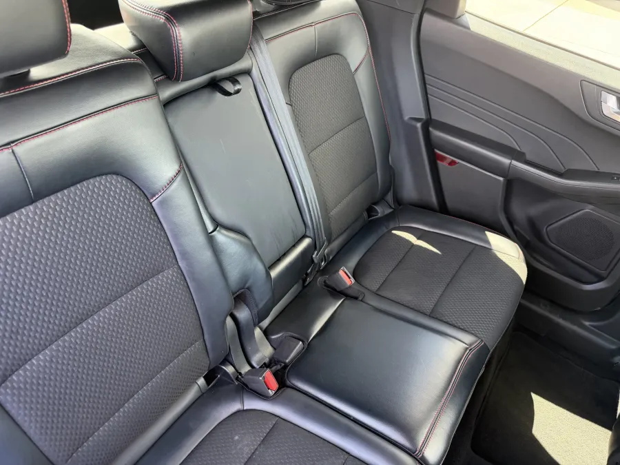 2024 Ford Escape ST-Line | Photo 10 of 24