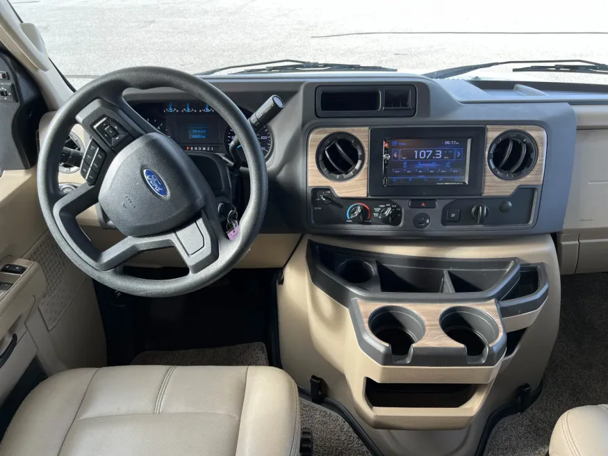 2022 Thor Four Winds 27R | Photo 10 of 37