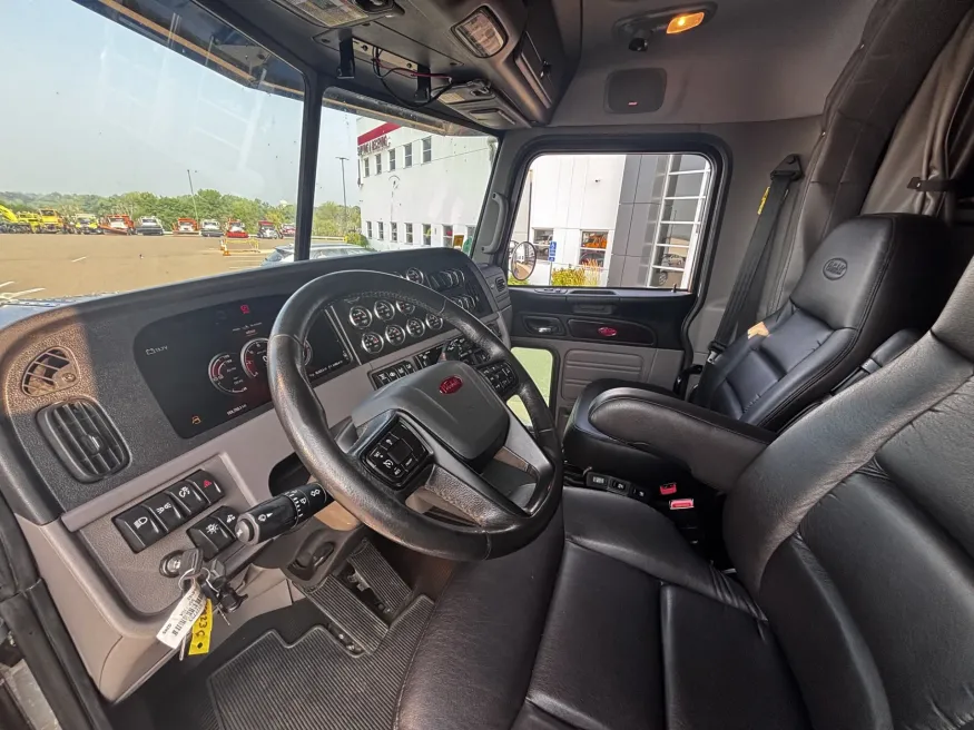 2022 Peterbilt 389 | Photo 11 of 18