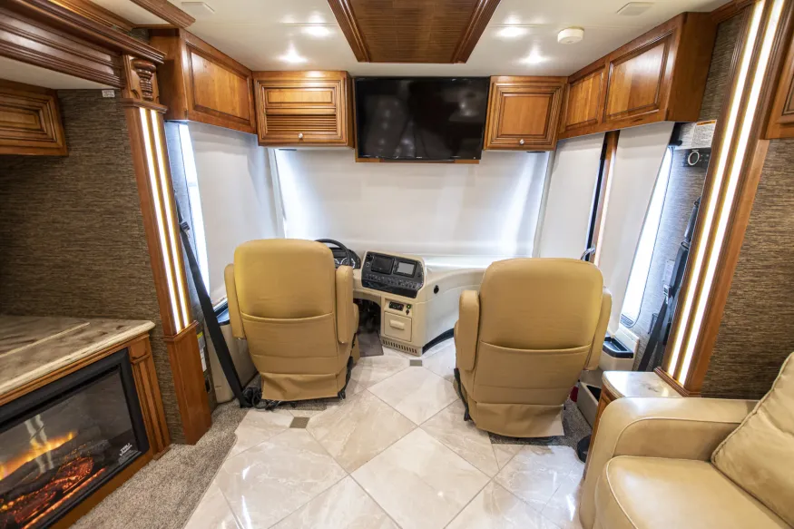2015 Newmar Dutch Star 4018 | Photo 9 of 32