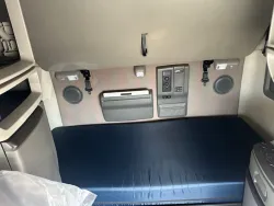 2022 Volvo VNL | Thumbnail Photo 8 of 16