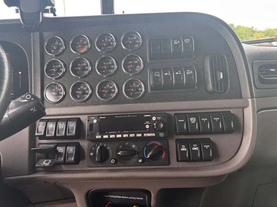 2022 Peterbilt 389 | Photo 12 of 20