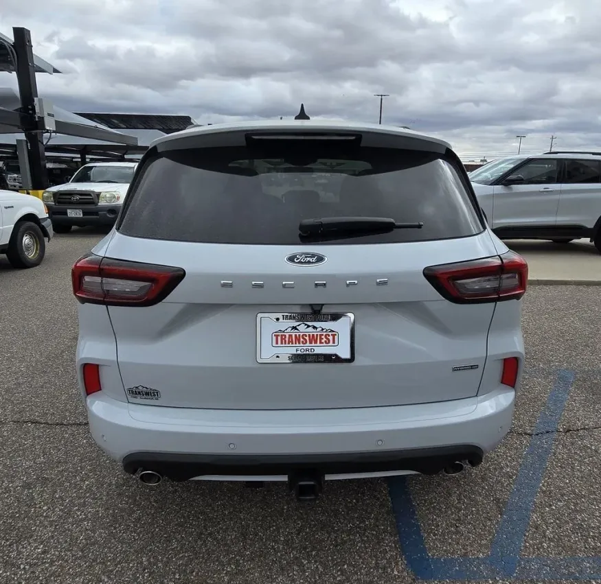2026 Ford Escape Hybrid | Photo 7 of 32