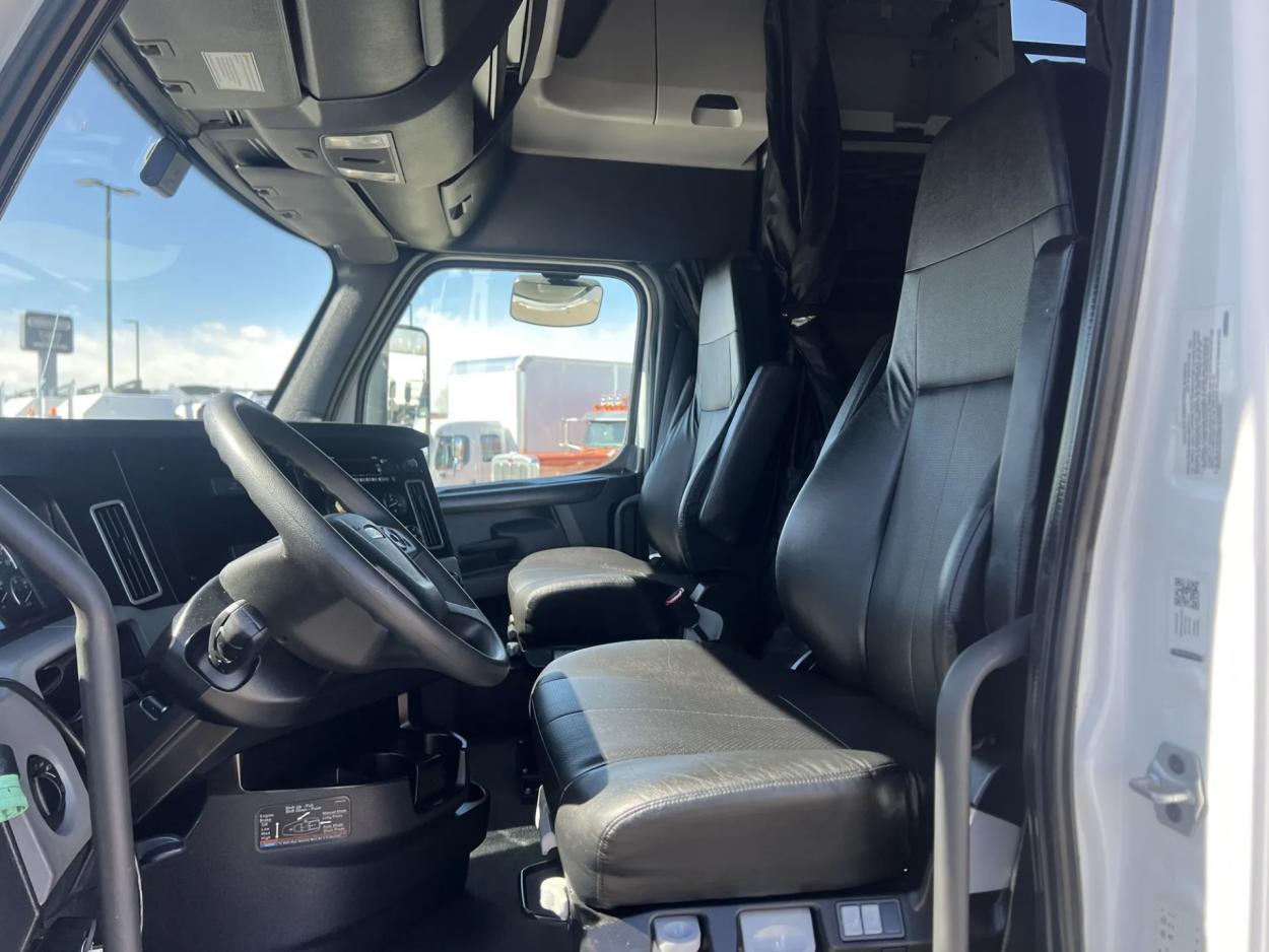 2023 Freightliner Cascadia 126 | Photo 7 of 17