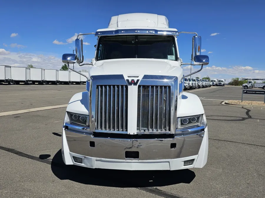 2022 Western Star 5700XE | Photo 2 of 23