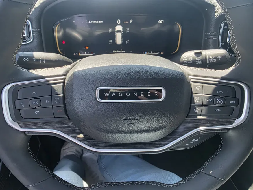 2023 Jeep Wagoneer L Series II | Photo 25 of 33