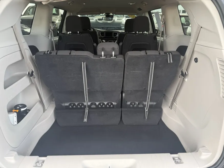 2023 Chrysler Voyager LX | Photo 8 of 20