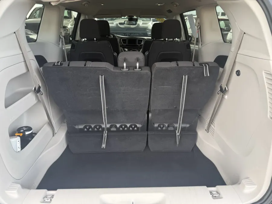 2023 Chrysler Voyager LX | Photo 8 of 20