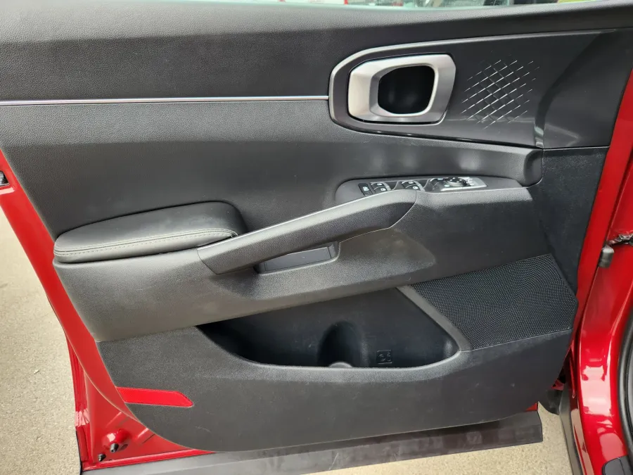 2023 Kia Sorento S | Photo 5 of 28