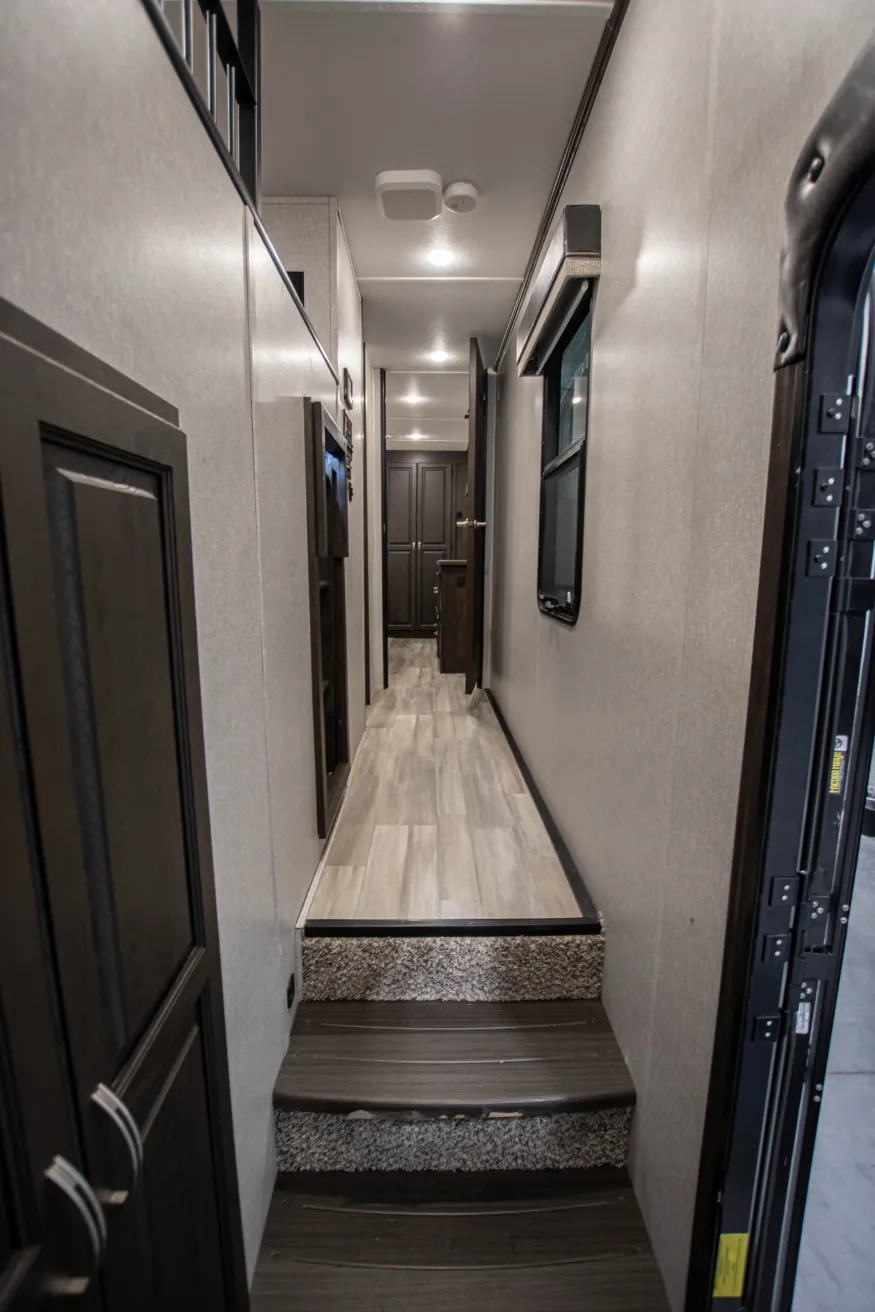 2022 Coachmen Brookstone 398MBL | Photo 20 of 27