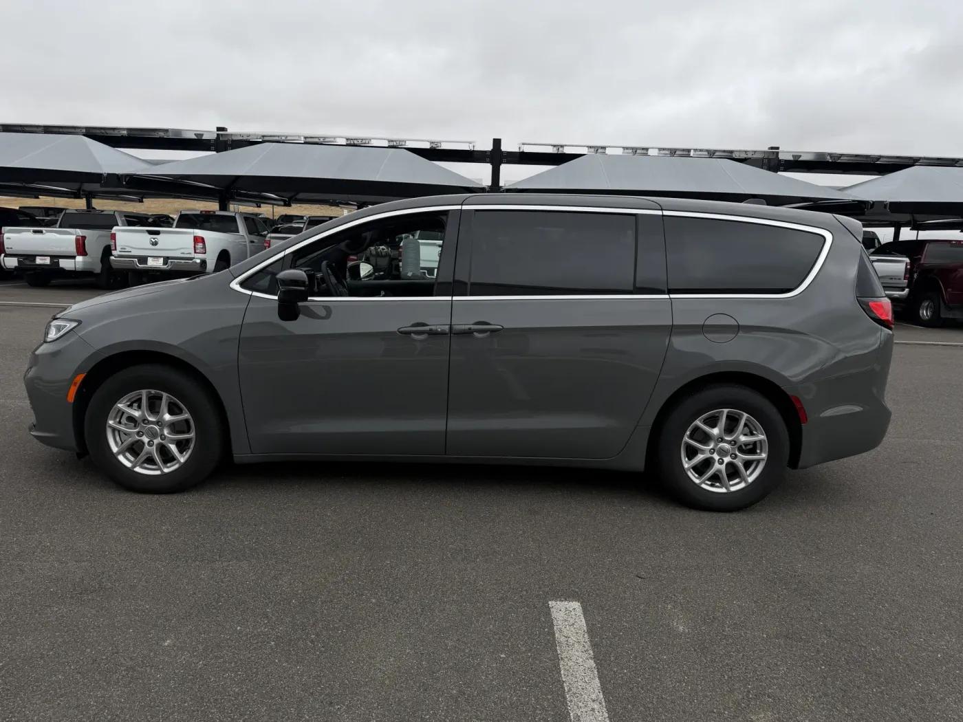 2025 Chrysler Pacifica Select | Photo 4 of 20