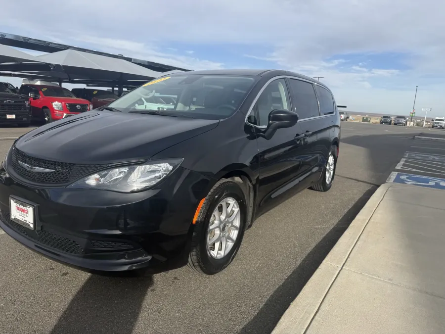 2023 Chrysler Voyager LX | Photo 3 of 20