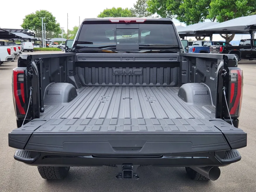 2025 GMC Sierra 2500HD AT4 | Photo 15 of 32