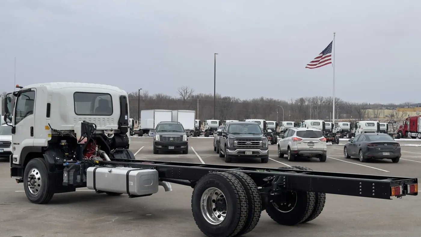 2025 Isuzu FVR | Photo 3 of 17