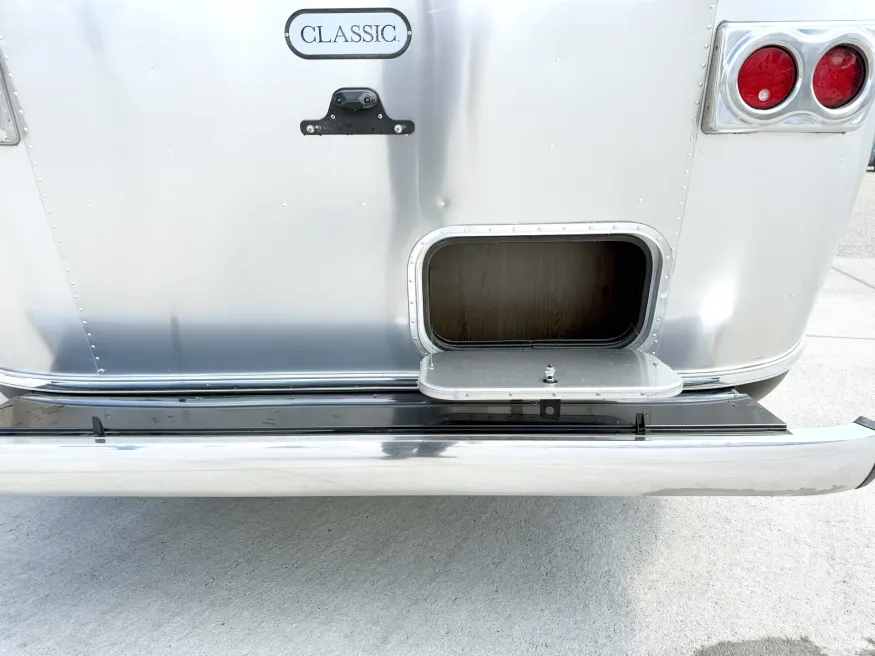 2024 Airstream Classic 33FB Twin | Photo 23 of 23