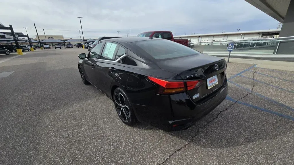 2024 Nissan Altima | Photo 5 of 27