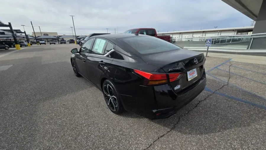 2024 Nissan Altima | Photo 5 of 27