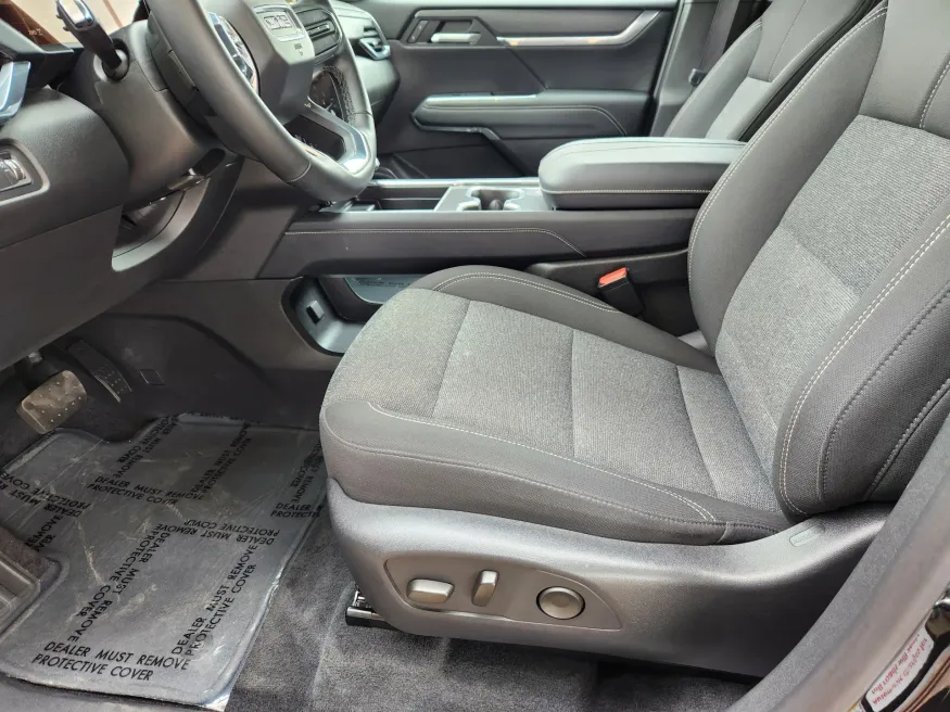 2025 GMC Acadia AWD Elevation | Photo 8 of 29