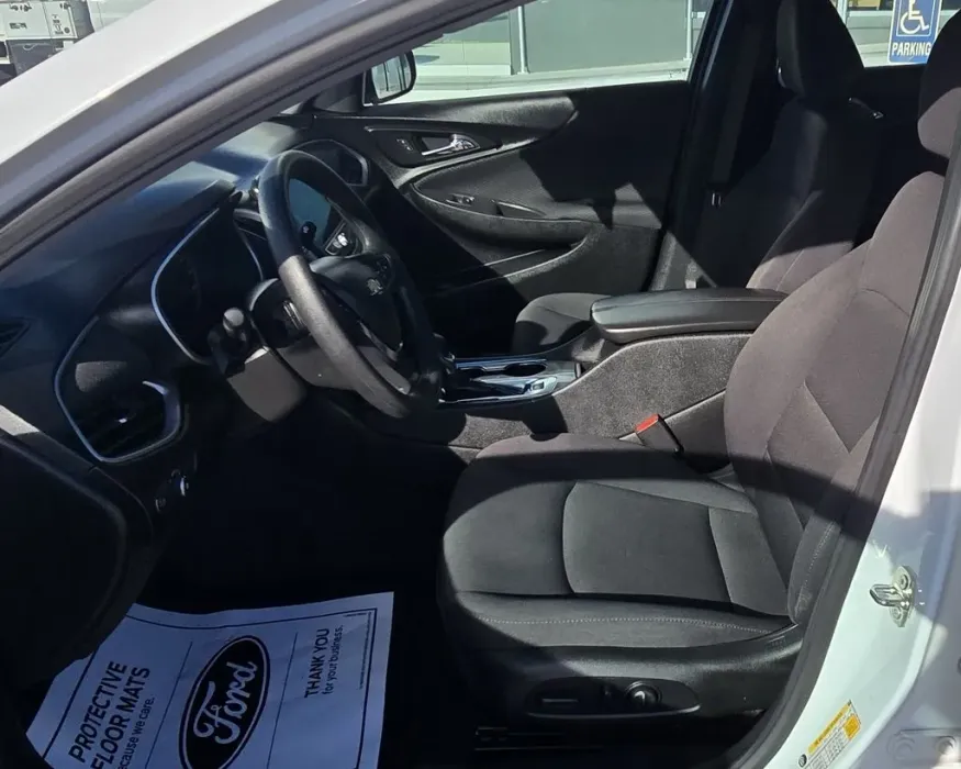 2024 Chevrolet Malibu | Photo 12 of 27