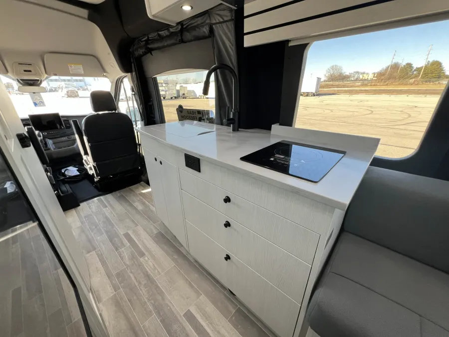 2026 Pleasure-way Ontour 2.2 AWD | Photo 11 of 18