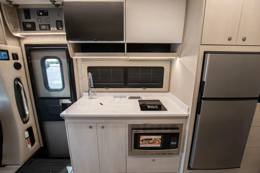 2026 Tiffin Wayfarer 25XRW | Photo 12 of 24