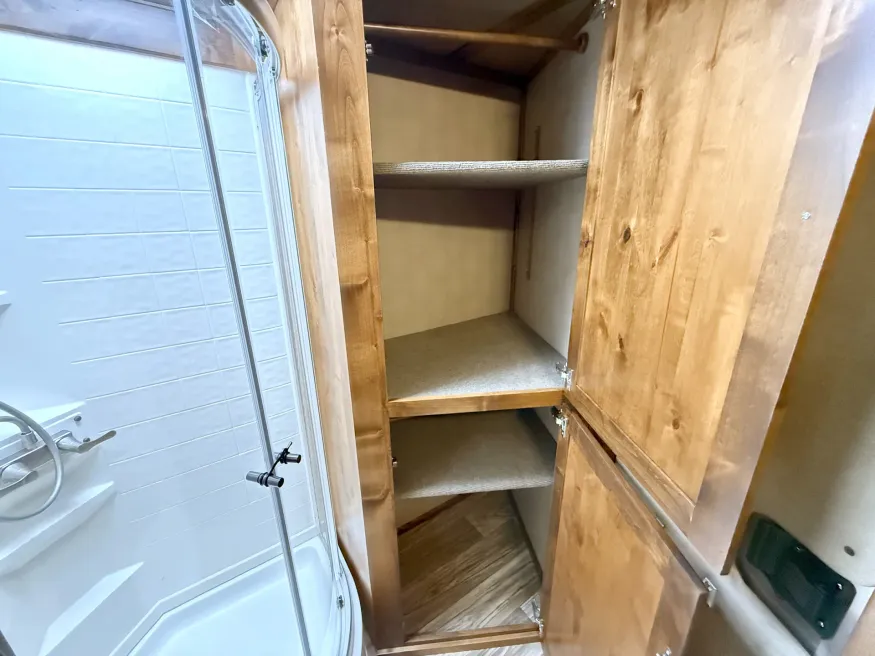 2025 Logan Coach Select 812 3HLQ | Photo 14 of 27