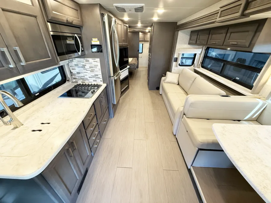 2023 Thor Inception 38MX | Photo 16 of 45