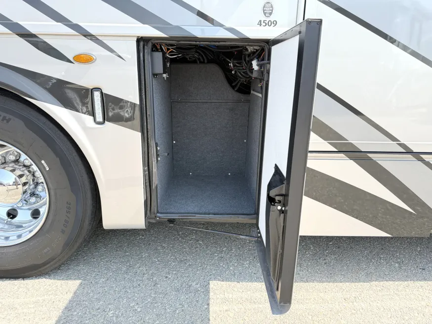 2024 Newmar Supreme Aire 4509 | Photo 27 of 31